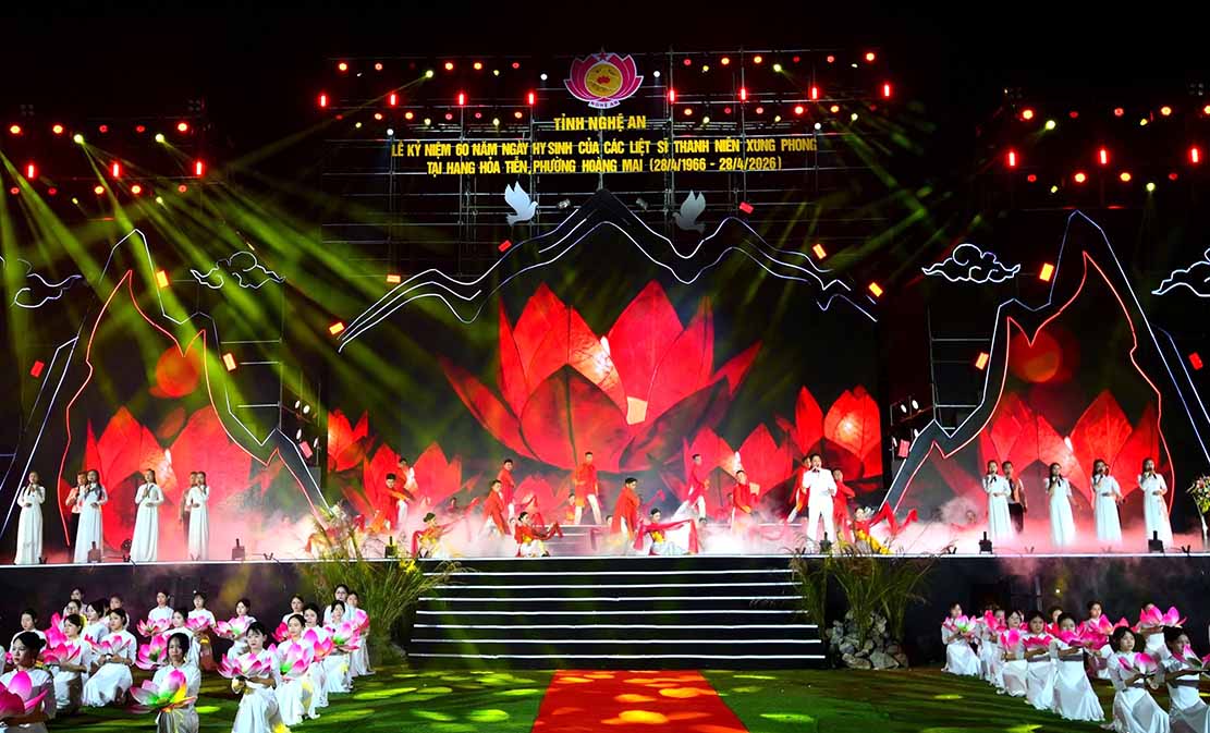 Special art program at the 60th anniversary of the sacrifice of 33 youth volunteers at Hoa Tien Cave. Photo: Quang An