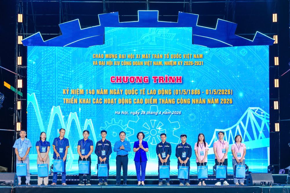 Mr. Nguyen Anh Tuan - Member of the Party Central Committee, Chairman of the Vietnam General Confederation of Labor; Ms. Bui Huyen Mai - Member of the Standing Committee of the Hanoi Party Committee, Vice Chairman of the Central Committee of the Vietnam Fatherland Front, Chairman of the Vietnam Fatherland Front Committee of Hanoi City presents gifts to workers in the Capital who unfortunately encountered labor accidents. Photo: Hanoi Labor Federation