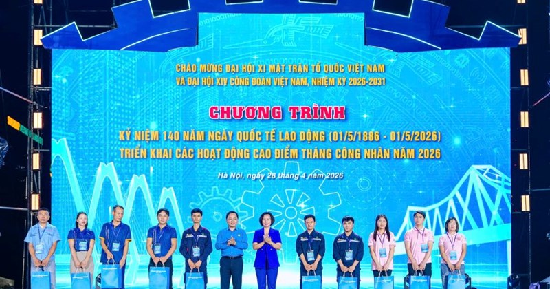 Triển lãm nghệ thuật "Vang vọng khúc tráng ca lao động