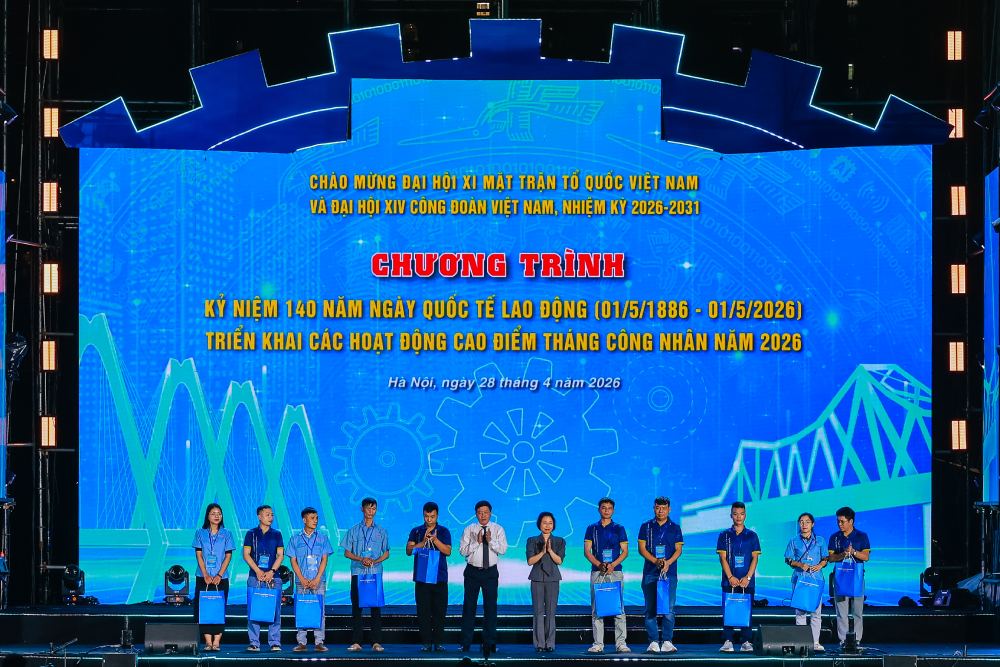 Liên đoàn Lao động TP Hà Nội trao quà cho công nhân trên địa bàn Thủ đô không may gặp tai nạn lao động. Ảnh: LĐLĐ TP Hà Nội