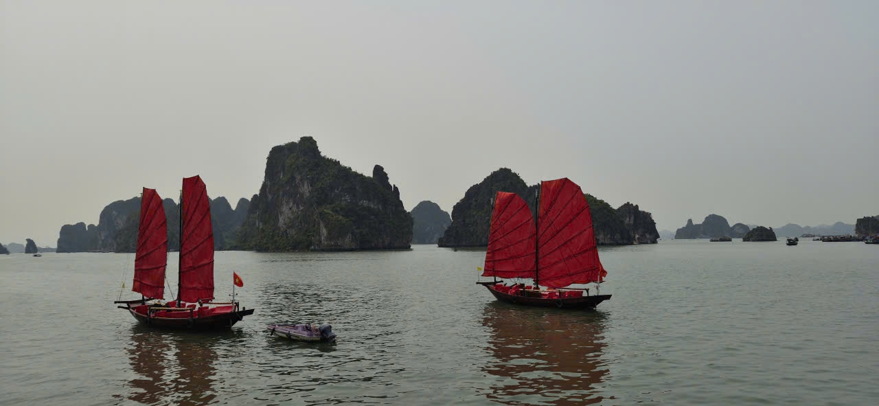 Three-walled boats along the coast of Ha Long Bay. Photo: NGUYEN HUNG