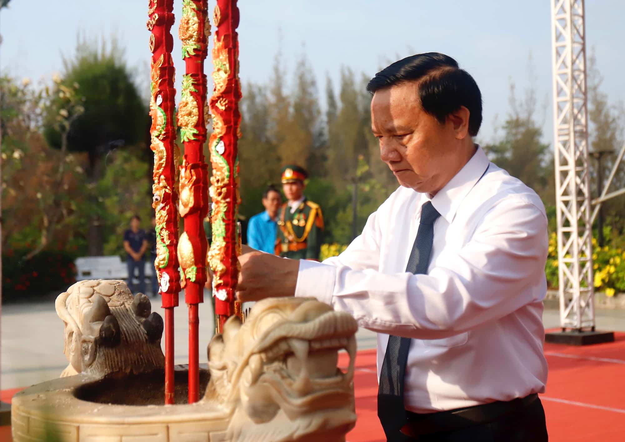 Vice Chairman of the National Assembly Nguyen Khac Dinh came to offer incense at the Gac Ma Soldiers Memorial Area in Khanh Hoa. Photo: Cong Sang
