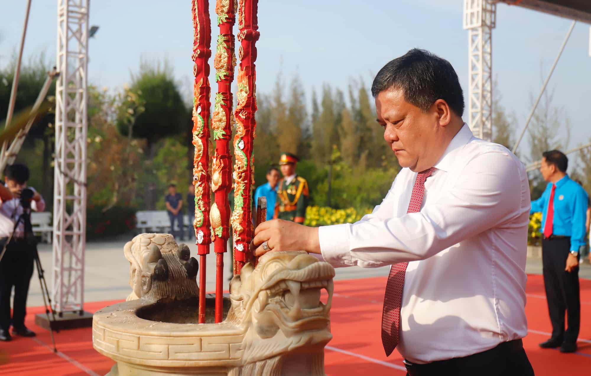 Ông Trần Phong - Bí thư Tỉnh ủy Khánh Hòa, dâng hương. Ảnh: Công Sáng