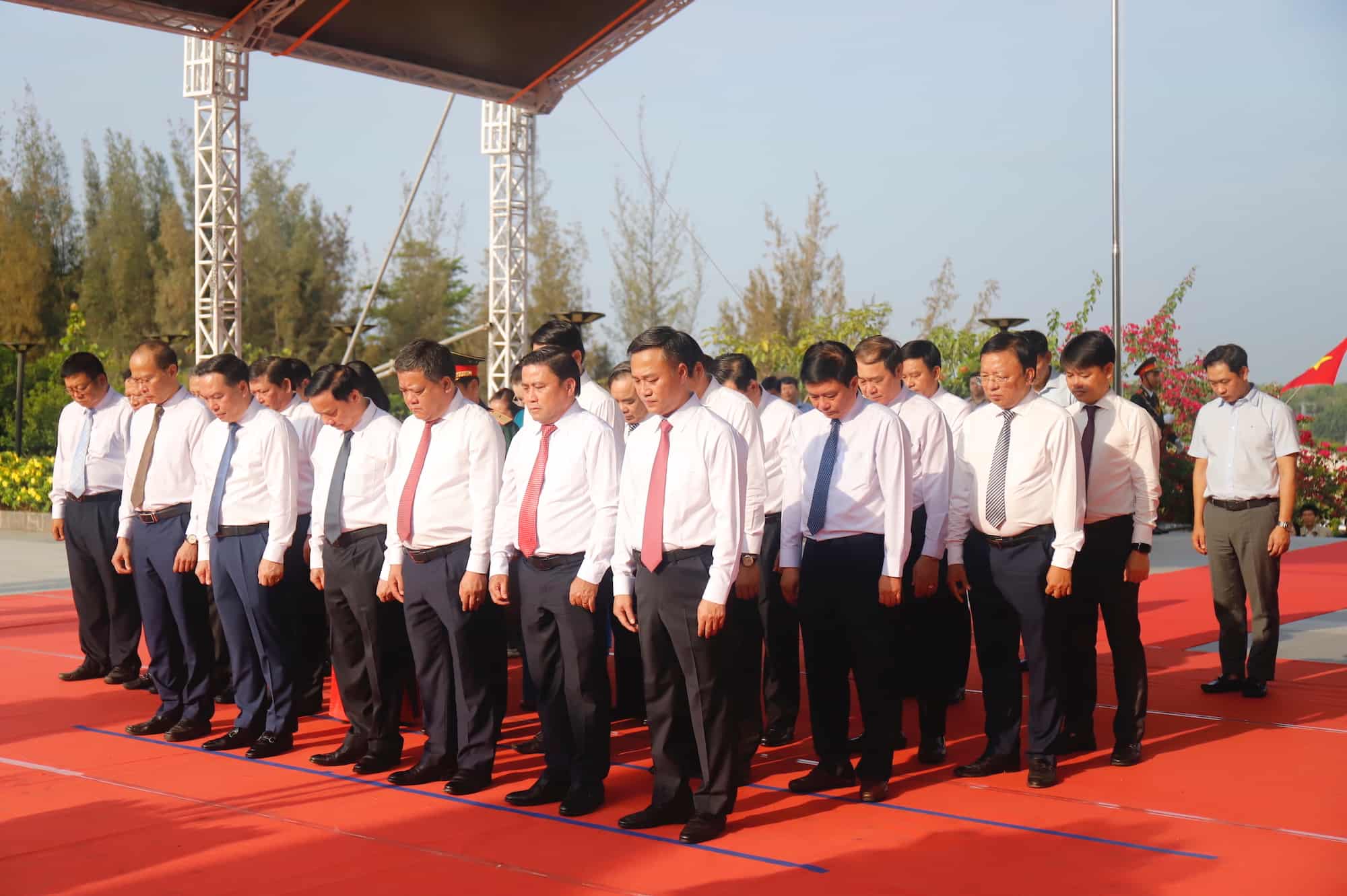 Phó Chủ tịch Quốc hội Nguyễn Khắc Định dâng hương tại Khu tưởng niệm chiến sĩ Gạc Ma