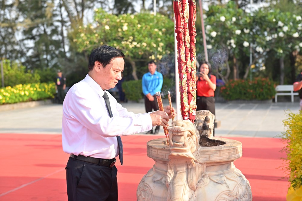 Vice Chairman of the National Assembly Nguyen Khac Dinh came to offer incense at the Gac Ma Soldiers Memorial Area in Khanh Hoa. Photo: Cong Sang