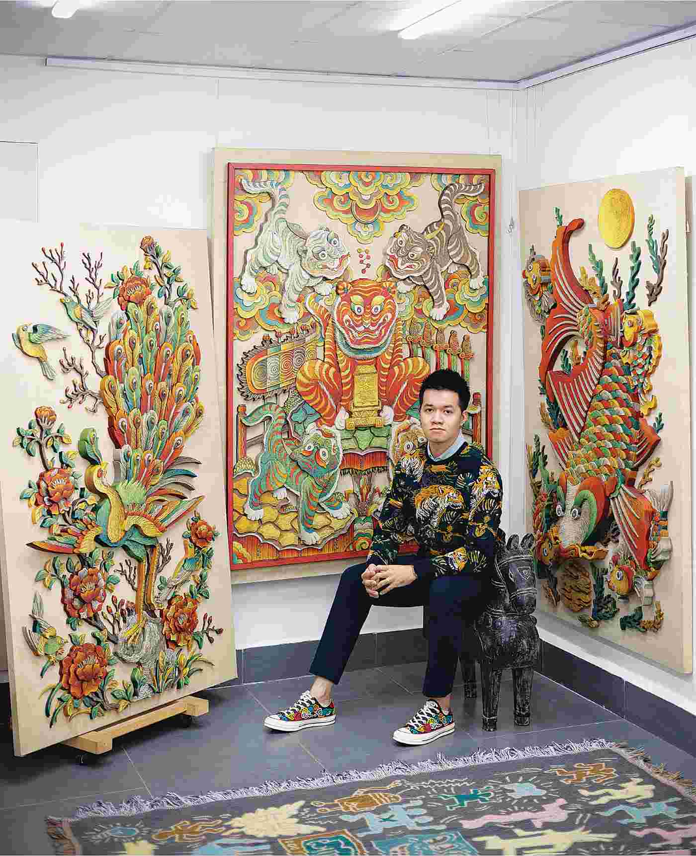 画家グエン・スアン・ラムと、テクノロジーと新しい描画方法を応用した民俗絵画。写真:関係者提供