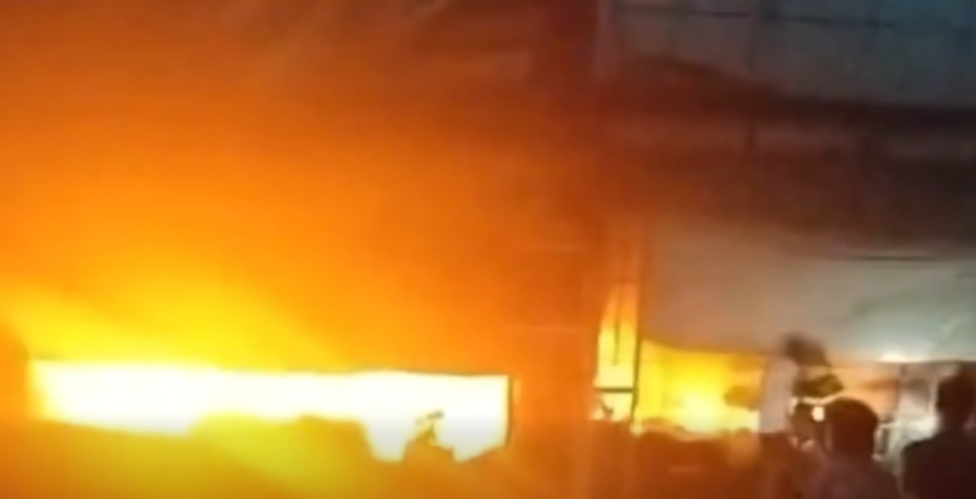 Scene of the fire that burned down 2 grocery kiosks at Ha Tan market, Son Tay commune (Ha Tinh) in the early morning of April 29. Photo: Ngoc Anh