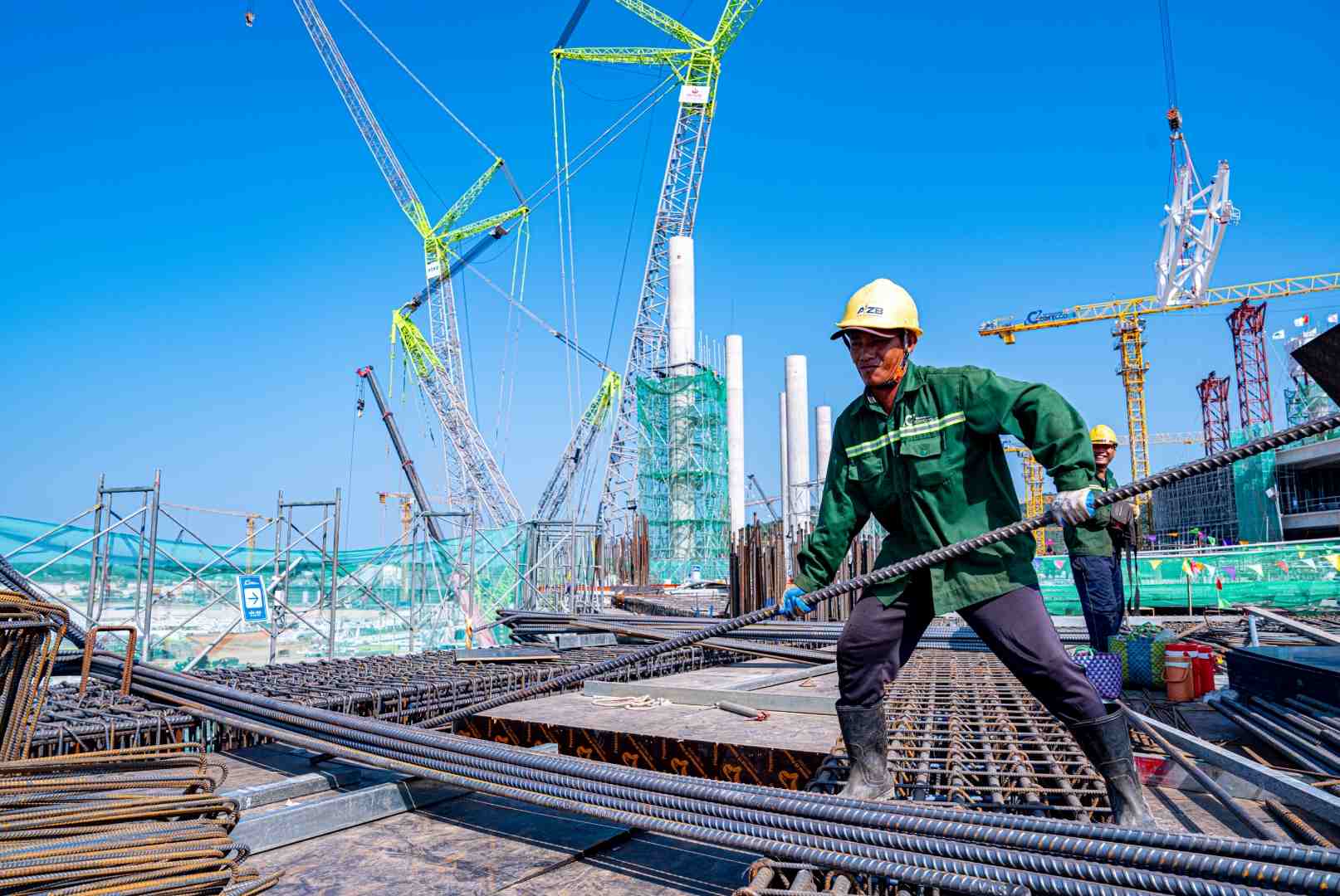 Tất bật thi công trên đại công trường APEC. Ảnh: BÌNH MINH 