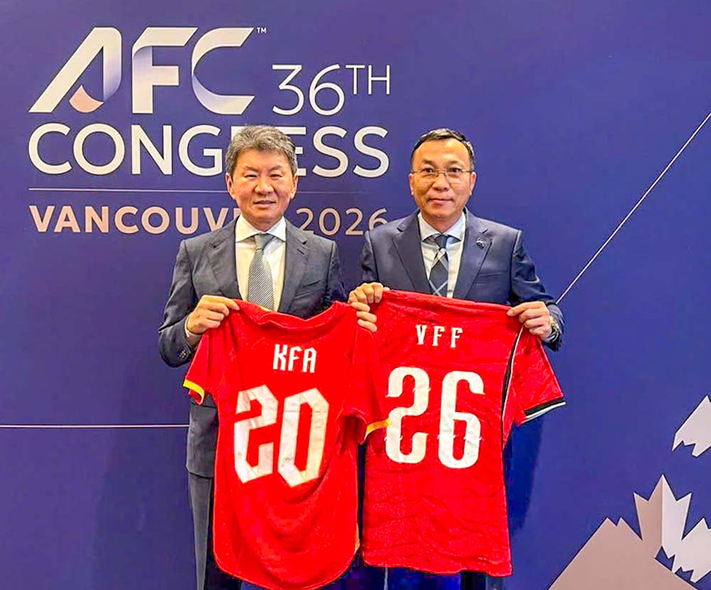 Người đứng đầu hai Liên đoàn tặng quà kỉ niệm. Ảnh: VFF
