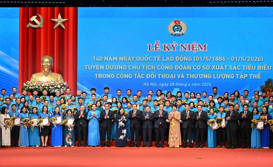 Các đồng chí lãnh đạo Đảng, Nhà nước chụp ảnh lưu niệm cùng các Chủ tịch Công đoàn cơ sở xuất sắc tiêu biểu. Ảnh: Hải Nguyễn