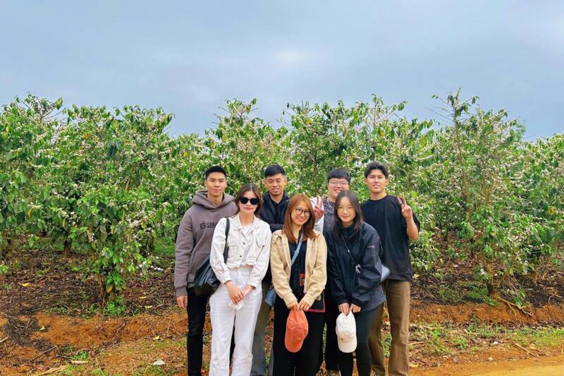 Du khách check-in mùa hoa cà phê tại xã Chiềng Mai. Ảnh: Thu Trang