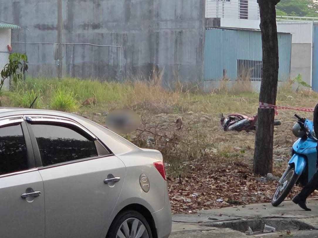 Hiện trường vụ người đàn ông tử vong trong bãi đất trống. Ảnh: Bạn đọc cung cấp