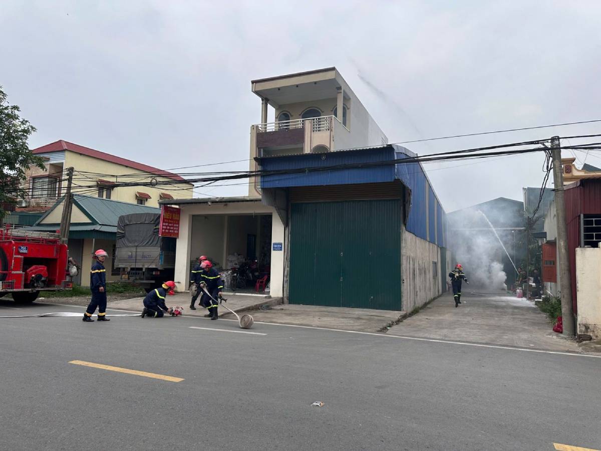 Propaganda, professional training and drills on fire fighting and rescue plans at Trung Hieu Food Joint Stock Company KS. Photo: Ninh Binh Police