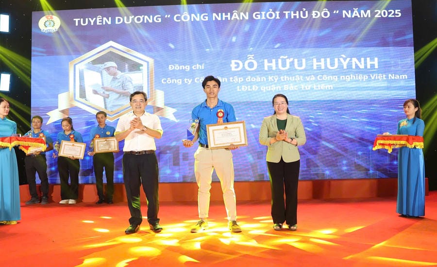 Mr. Do Huu Huynh receives the title "Capital's Excellent Worker" in 2025. Photo: Industry Trade Union