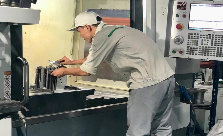 Anh Đỗ Hữu Huỳnh luôn tìm tòi, tỉ mỉ trong công việc. Ảnh: Công đoàn Ngành