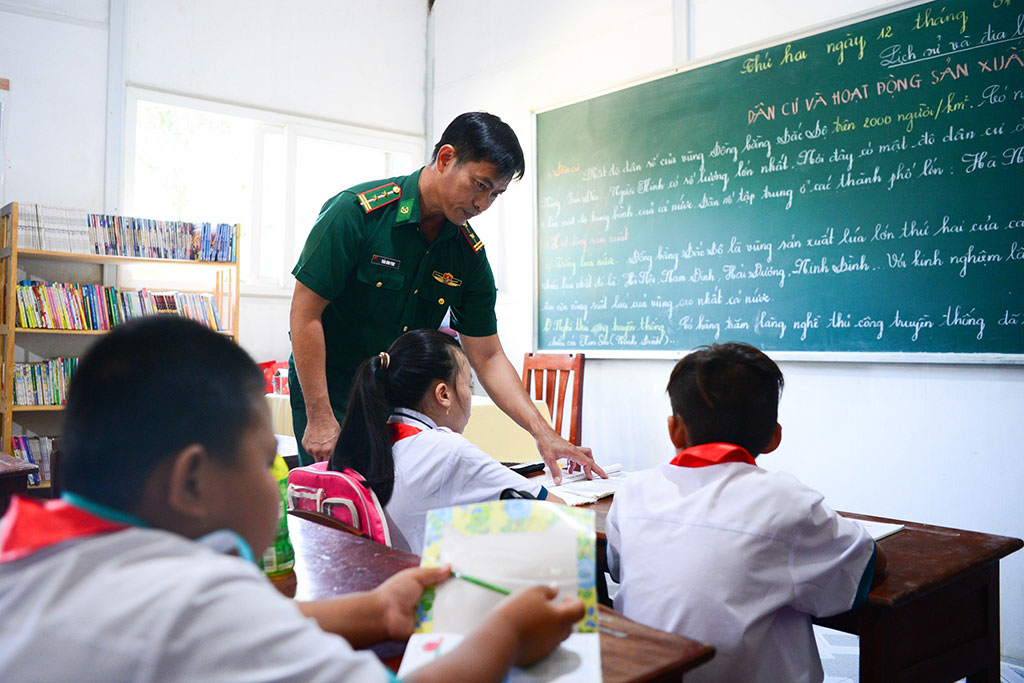 After nearly 16 years of attachment to the special class on Hon Chuoi island, Lieutenant Colonel Tran Binh Phuc has directly taught nearly 100 students.