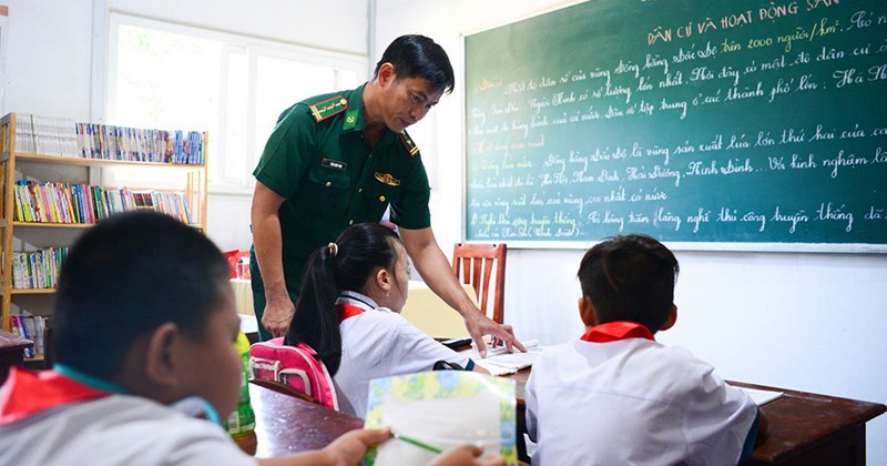 Cô giáo đặc biệt mặc áo xanh trên đảo Hòn Chuối