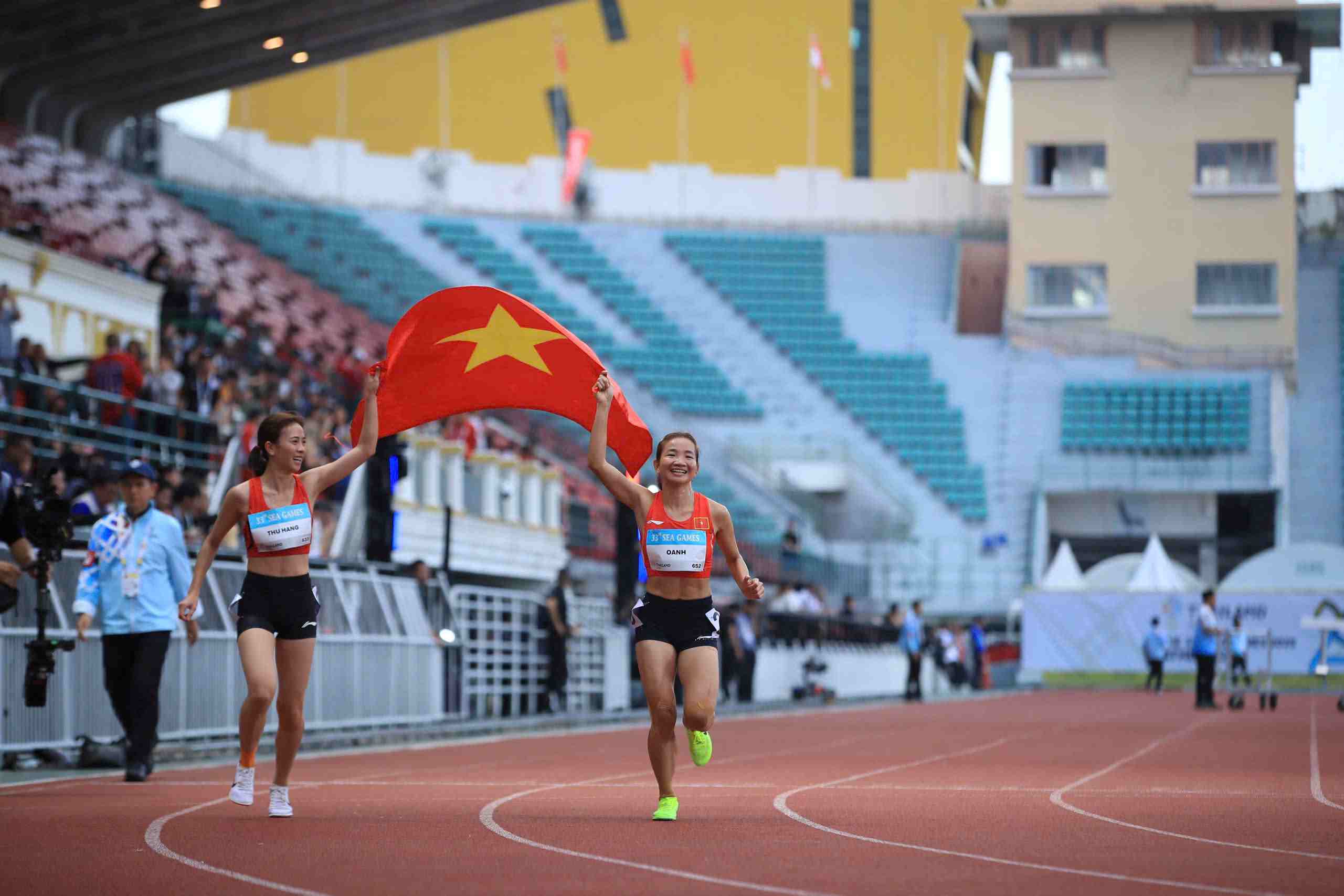 Nguyen Thi Oanh affirmed her superior strength in the long distances of Southeast Asian athletics. Next to her is her teammate Doan Thu Hang, who won a silver medal in the women's 3,000m hurdles event at SEA Games 33. Photo: MINH DAN