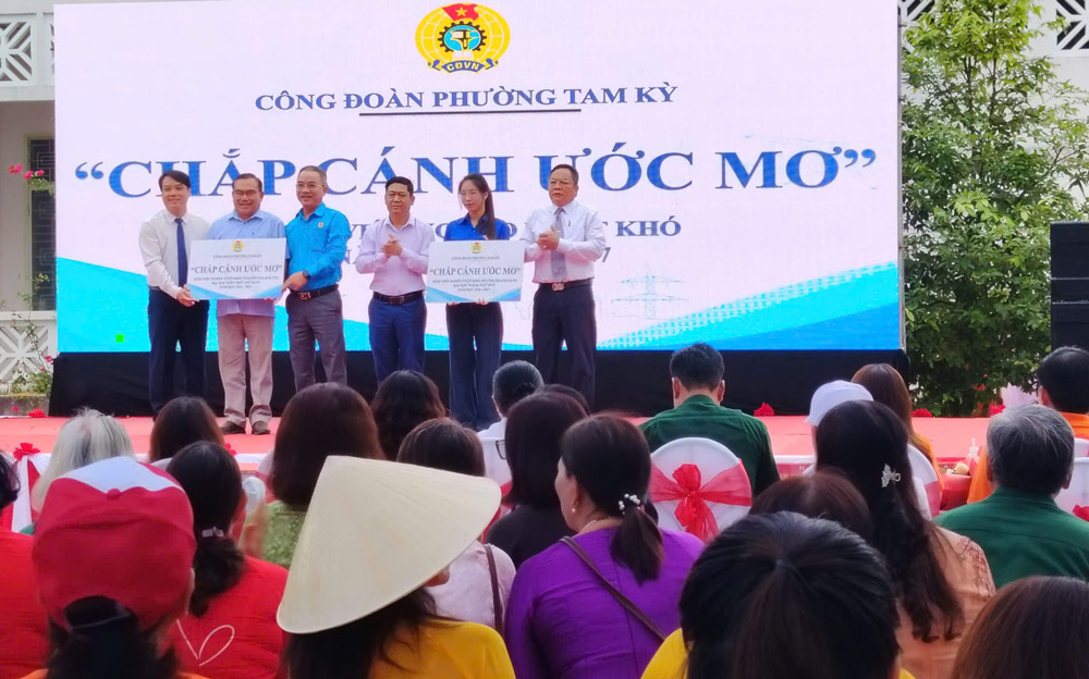 Tam Ky Ward Trade Union presents symbolic signs of the "Wings of Dreams" program to poor students overcoming difficulties in the 2026-2027 school year. Photo: Tam Ky Trade Union