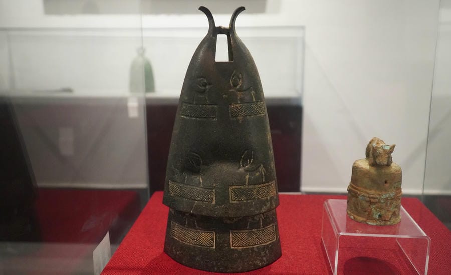 Bảo vật Quốc gia - Chuông đồng văn hóa Đông Sơn.  Ảnh: Minh Chính