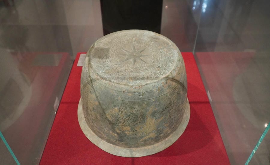 Bảo vật Quốc gia - Chậu trống đồng.  Ảnh: Minh Chính