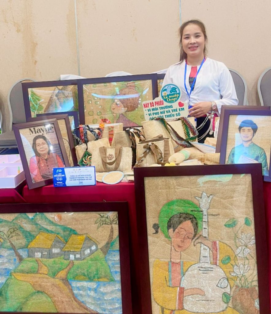 Ms. Xa Thi Nga at the fair introducing her products made from loofah. Photo: Character provided
