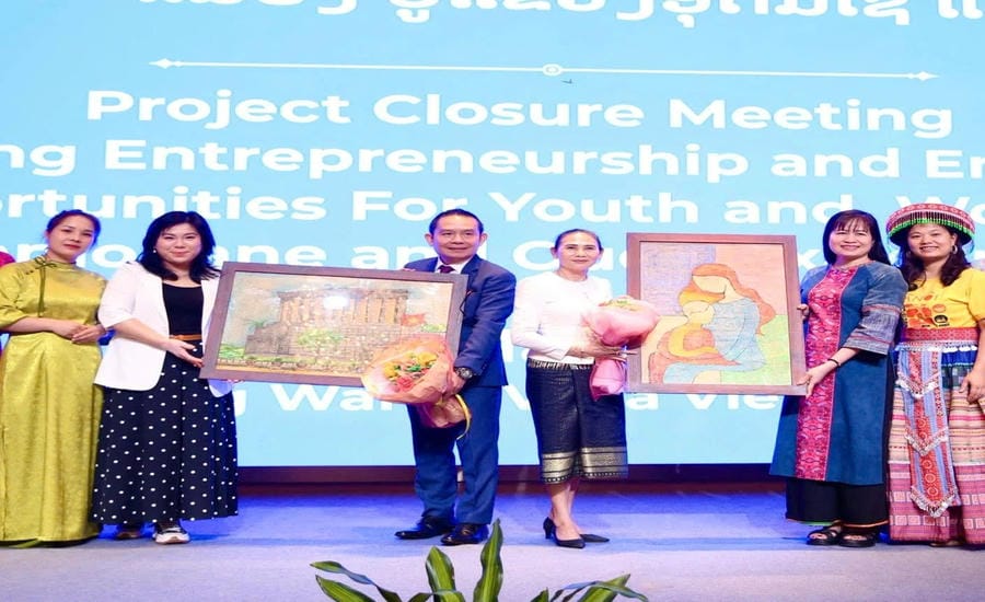 Chị Xa Thị Nga trao tặng tranh xơ mướp cho Tổ chức AEA Lào và Trung ương Hội Phụ nữ Lào. Ảnh: Nhân vật cung cấp