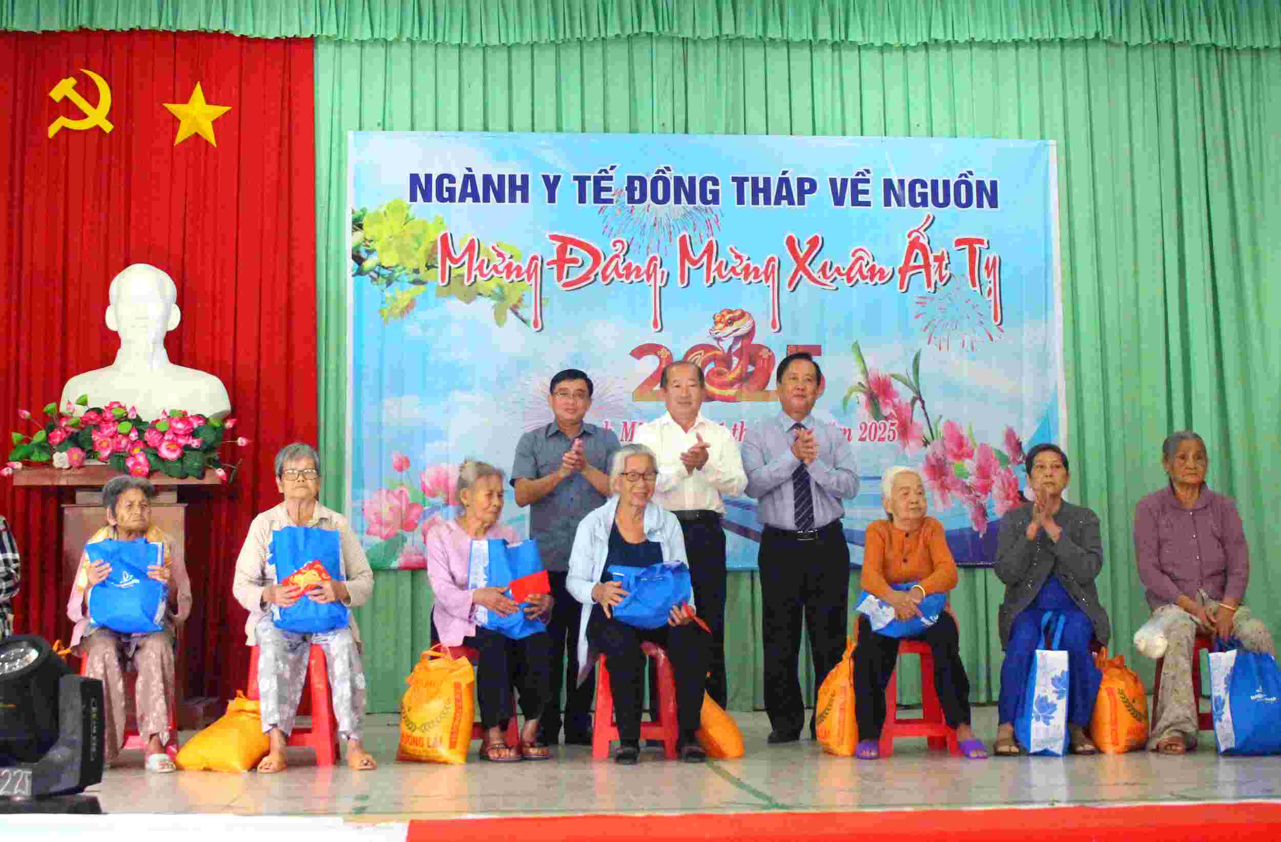 Quang cảnh trao tặng quà tại sự kiện ngành Y tế Đồng Tháp về nguồn xã Thanh Mỹ dịp Tết Ất Tỵ. Ảnh: LỤC TÙNG