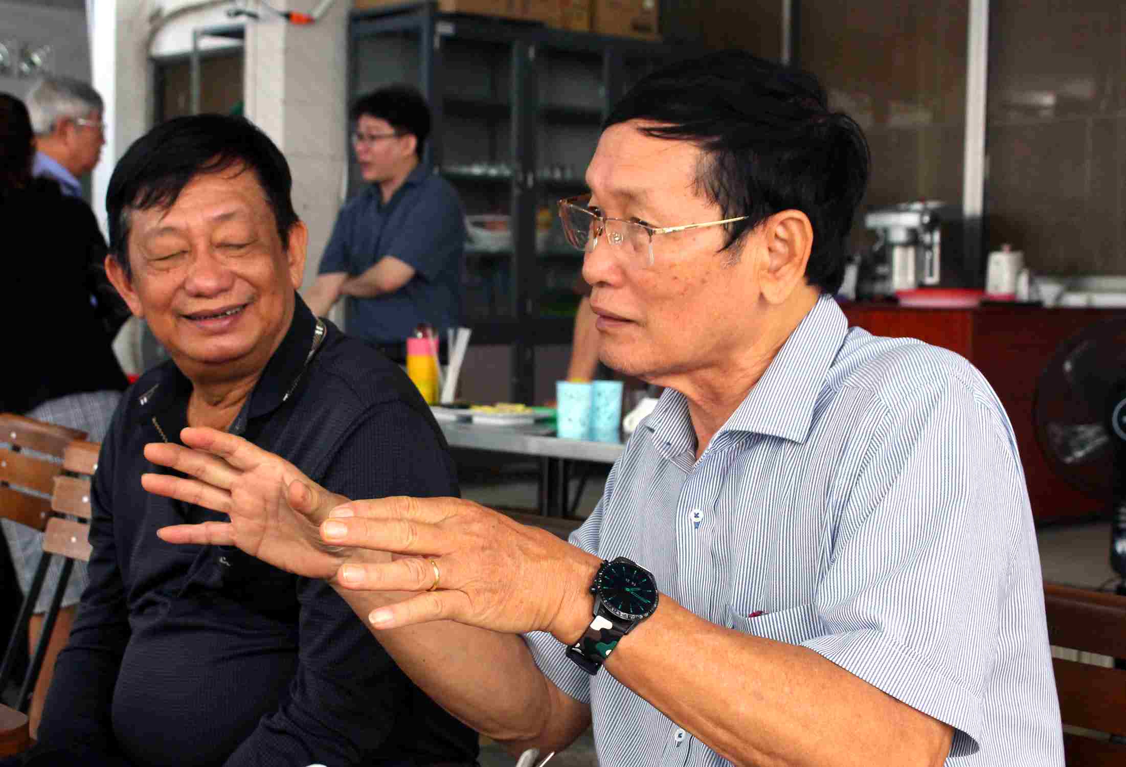 Dr. Doan Van Hong (right photo) during coffee with retired colleagues. Photo: LUC TUNG
