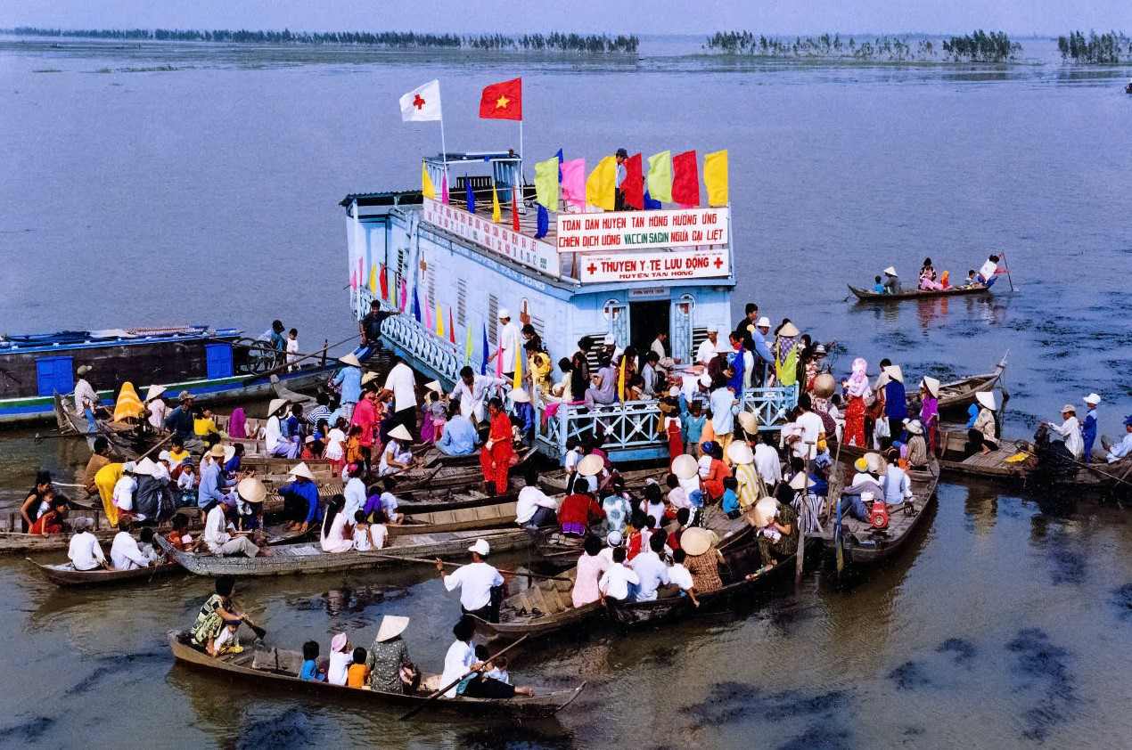 Hình ảnh thể hiện hiệu quả của thuyền y tế tại huyện Tân Hồng, tỉnh Đồng Tháp vào những năm cuối thập niên 90. Ảnh: ĐOÀN HỒNG