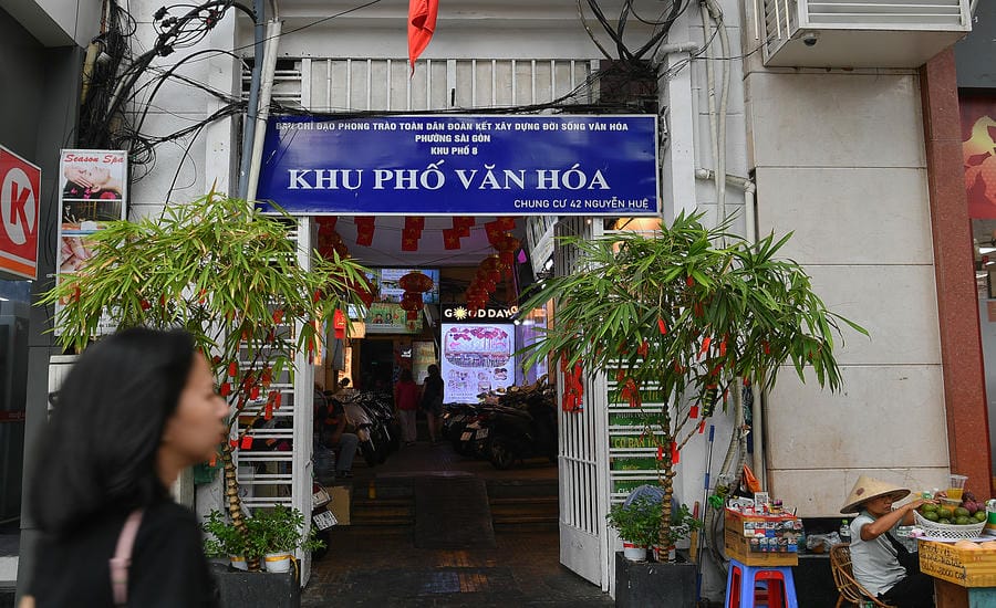 Apartment 42 Nguyen Hue is located in a prime location, but from the outside, few people think that inside is such a colorful space. Photo: Viet Van