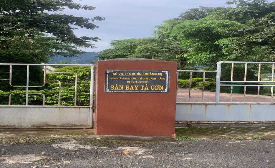 Những xác máy bay, chiến xa, xe tăng tại Di tích lịch sử sân bay Tà Cơn là vật chứng của chiến thắng Khe Sanh năm 1968.  Ảnh: Kỳ Lâm