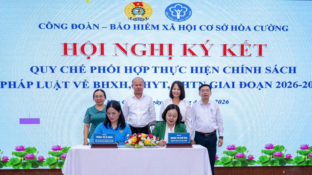 Hoa Cuong Ward Trade Union coordinates with Hoa Cuong Grassroots Social Insurance to organize a conference to sign coordination regulations between the two units. Photo: Hoa Cuong Trade Union