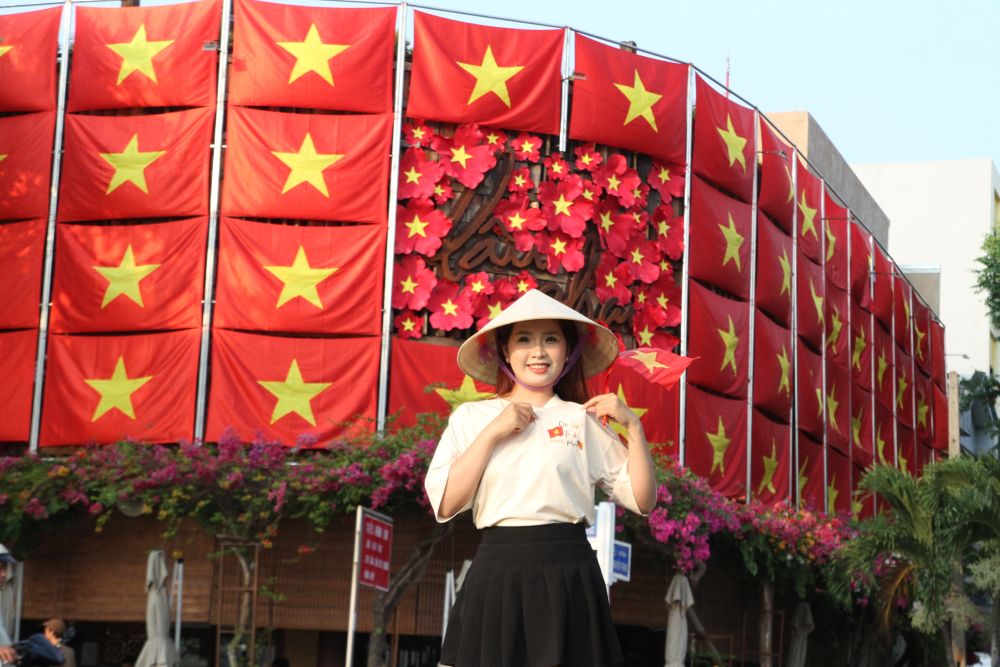 People and tourists excitedly check-in on April 30th in Da Nang. Photo: Thanh Huyen