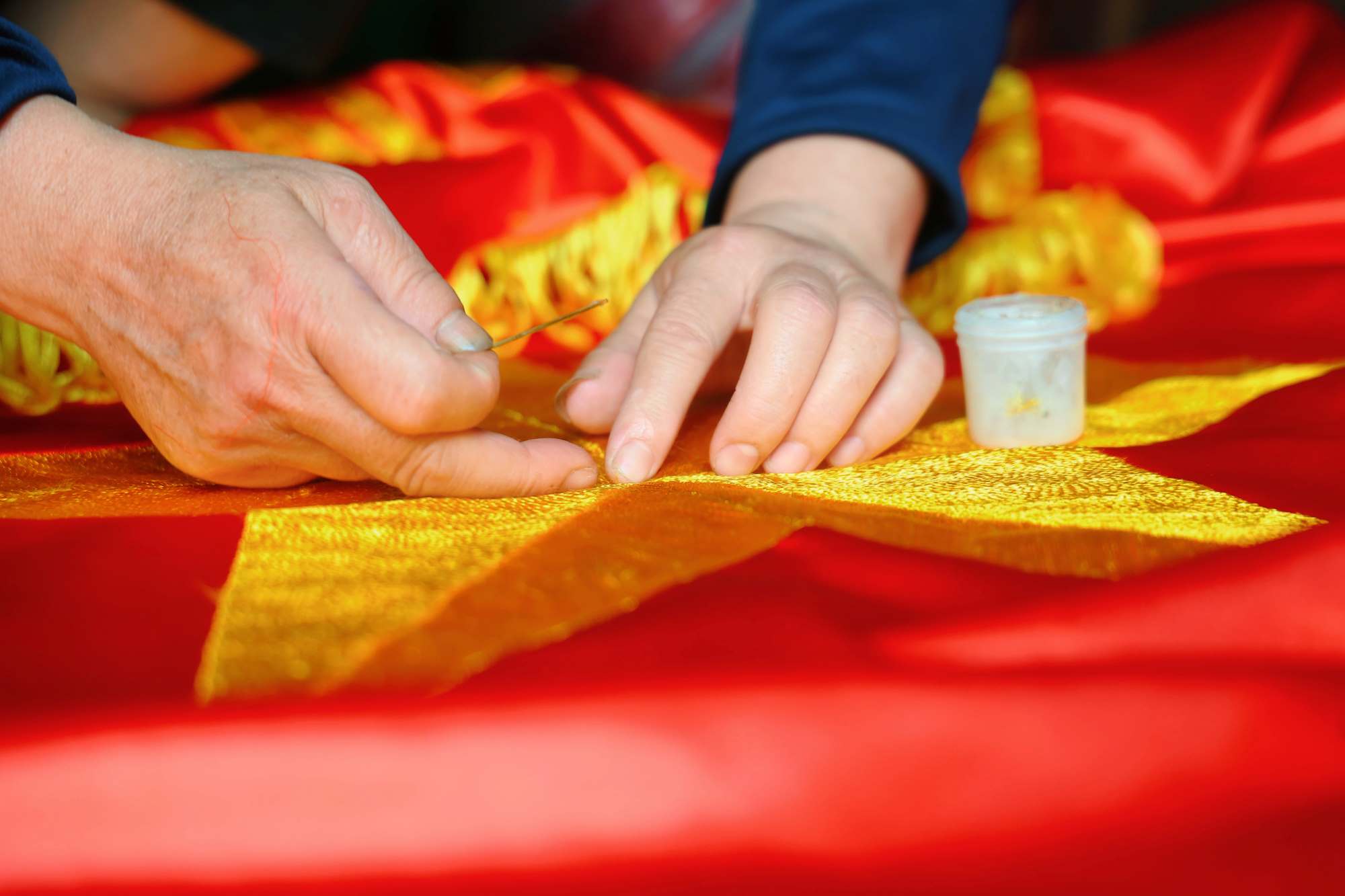 Từng đường kim mũi chỉ được thực hiện một cách tỉ mẩn, thể hiện tấm lòng và sự trân trọng của người thợ. Ảnh: VIỆT ANH 
