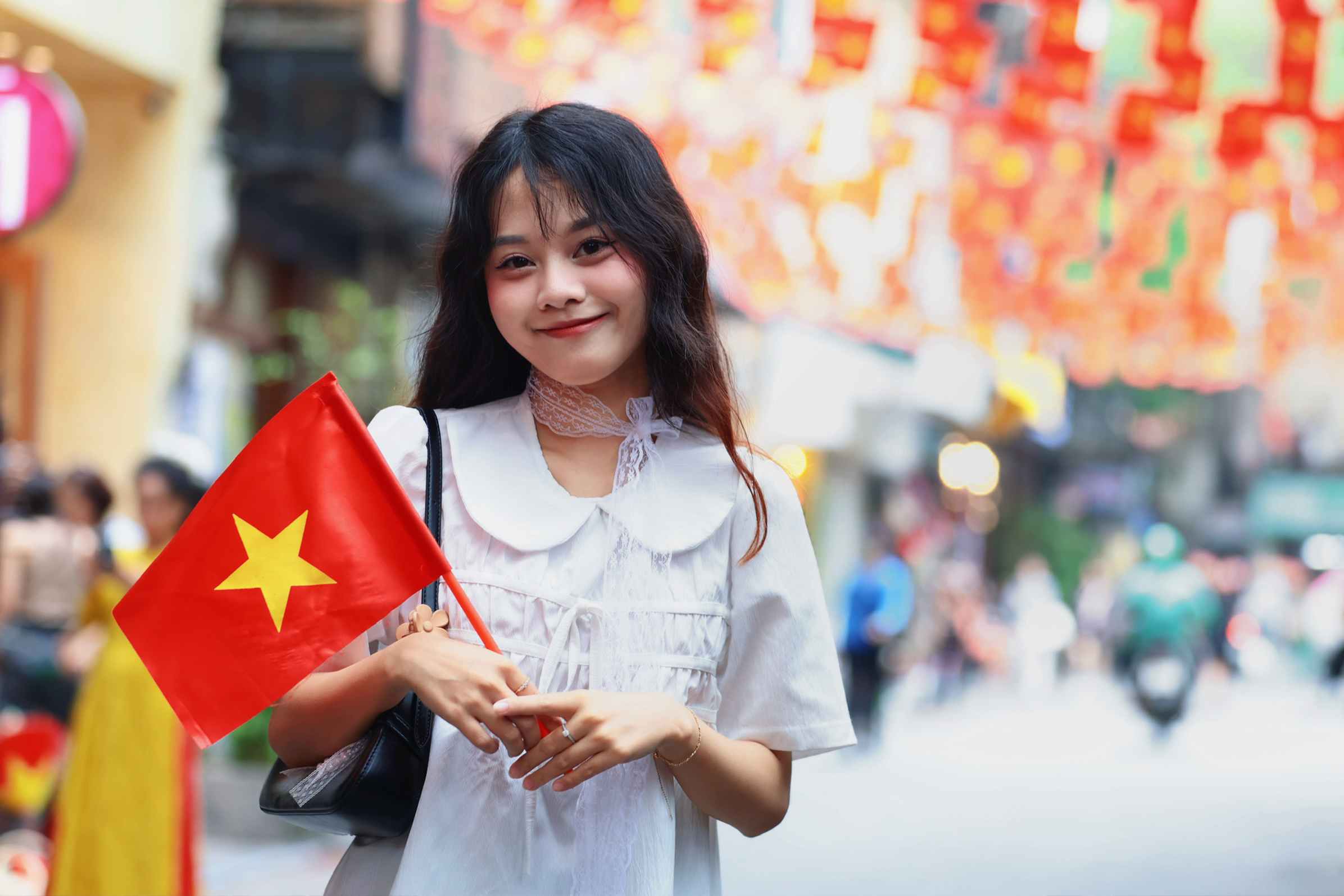 Young people are radiant, full of pride holding the national flag in their hands. Photo: VIET ANH