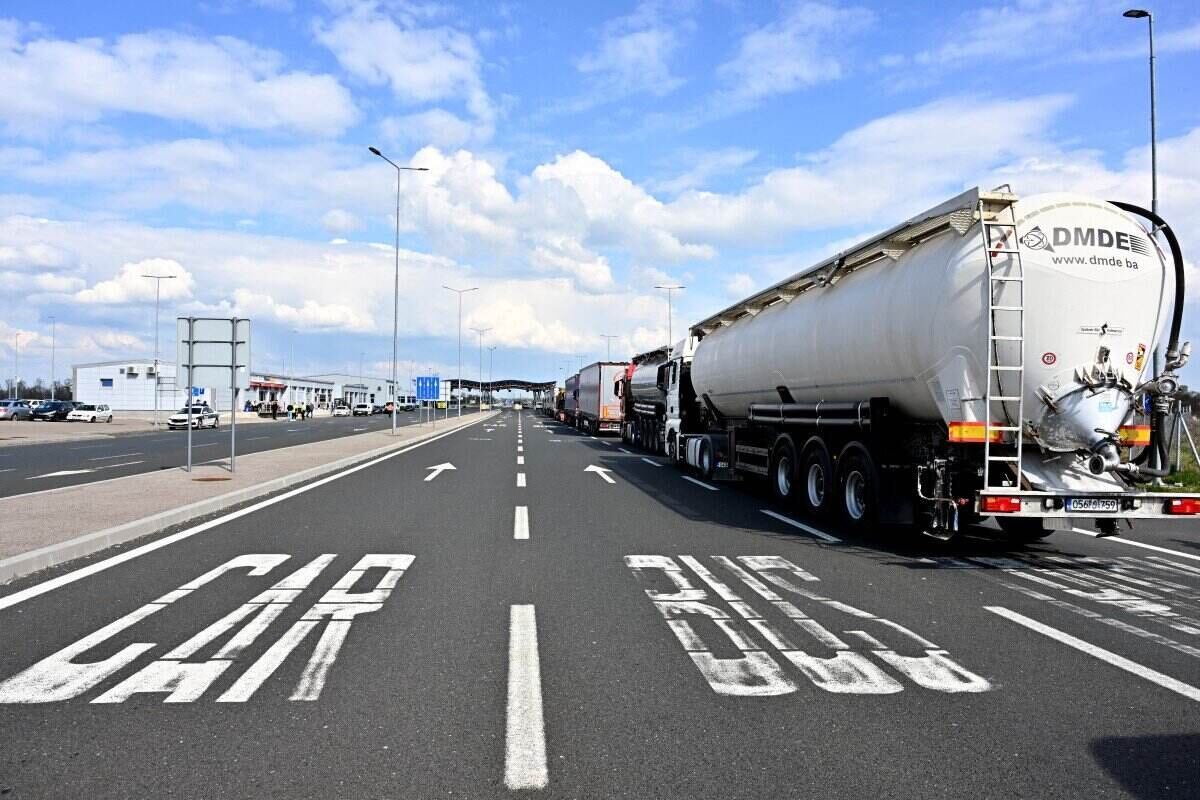 크로아티아와 보스니아는 4월 28일에 가스 파이프라인 건설에 대한 협정을 체결했습니다. 사진은 2026년 3월 보스니아와 이웃 국가 크로아티아 간의 국경 관문입니다. 사진: AFP