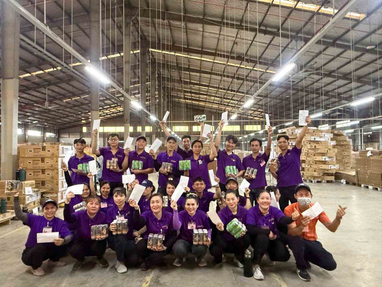 Công ty TNHH Kỹ nghệ Cửa Ý Á Châu trao thưởng lễ cho người lao động. Ảnh: CĐCS cung cấp