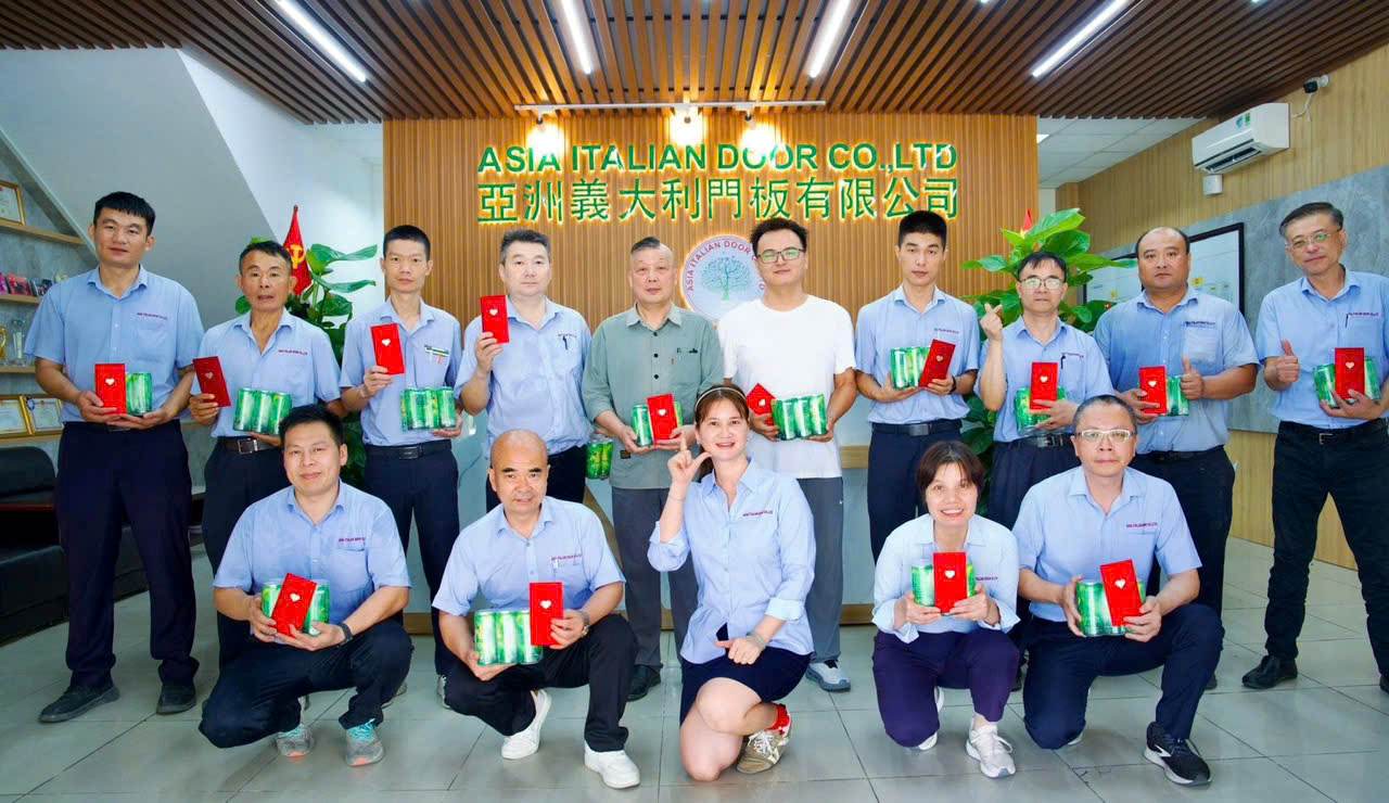 Businesses in Ho Chi Minh City reward ceremonies to encourage workers. Photo: CĐCS provided