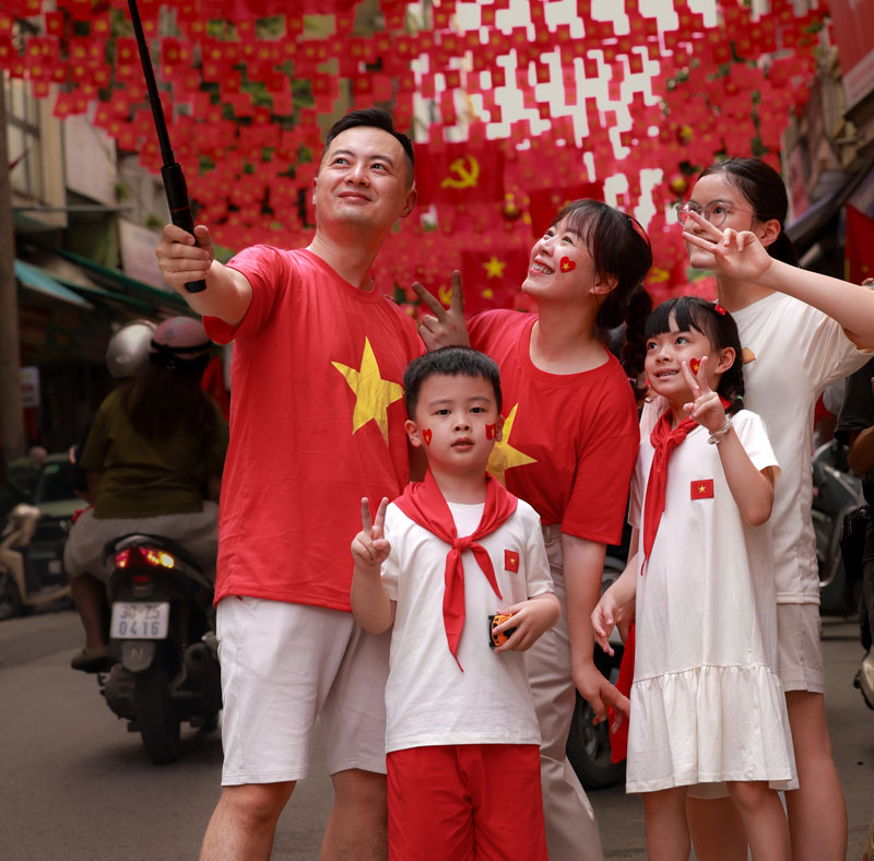 Nhiều nhà ngoại  giao chung  nhận định rằng  Việt Nam là  một xã hội giàu  năng lượng  sống, nơi sự  lạc quan, năng  động và niềm  hạnh phúc hiện diện, lan tỏa trong đời sống thường nhật của người dân. Ảnh:  Hải Nguyễn