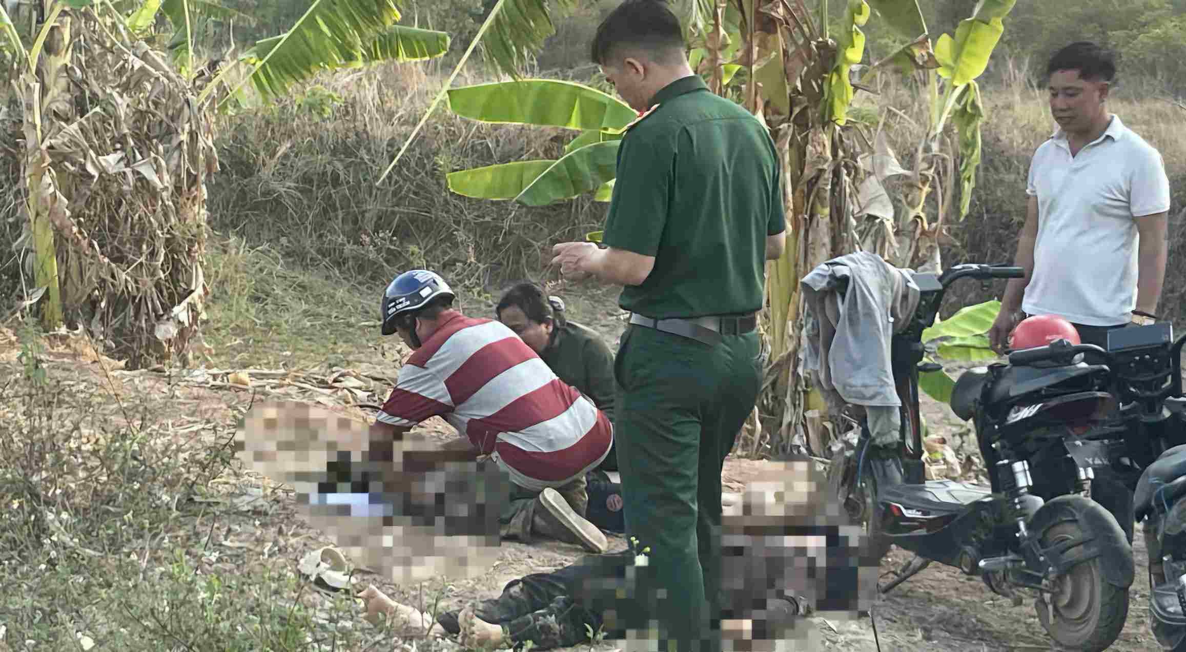 Nam sinh bị đuối nước khi tắm hồ được lực lượng chức năng đưa lên bờ sơ cứu nhưng bất thành. Ảnh: Nguyễn Nam 