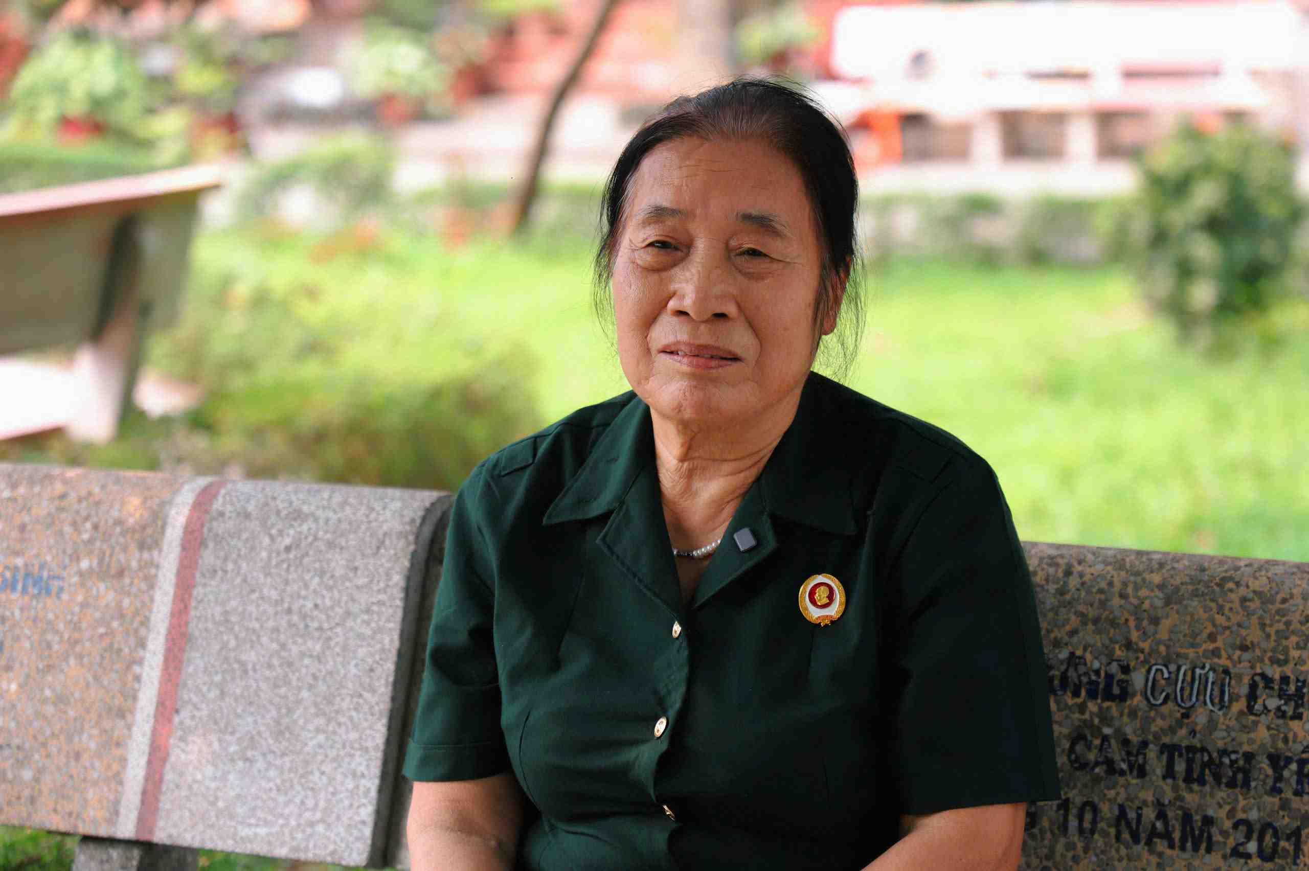 Bà Nguyễn Thị Kim (quê Hưng Yên) xúc động chia sẻ về những kỷ niệm thời chiến đấu. 
