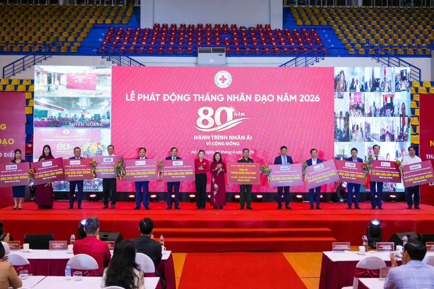 Đại diện các đơn vị, doanh nghiệp trao kinh phí ủng hộ Tháng Nhân đạo 2026. Ảnh: Khương Duy