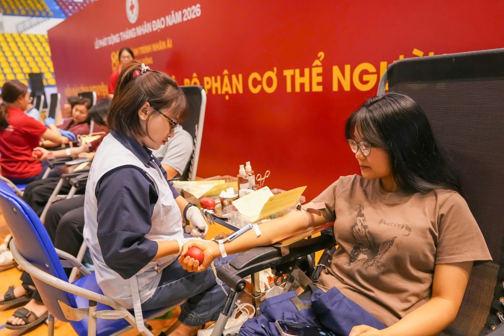 Tình nguyện viên tham gia hiến máu, lan tỏa nghĩa cử cao đẹp vì cộng đồng. Ảnh: Khương Duy