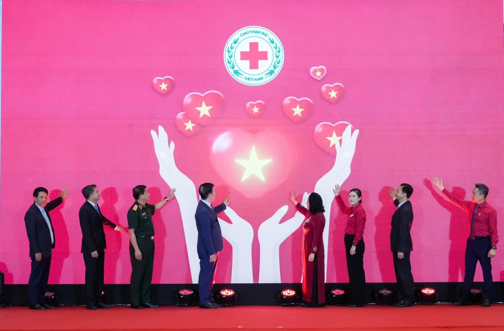 Các đại biểu thực hiện nghi thức ấn nút phát động Tháng Nhân đạo 2026. Ảnh: Khánh Duy