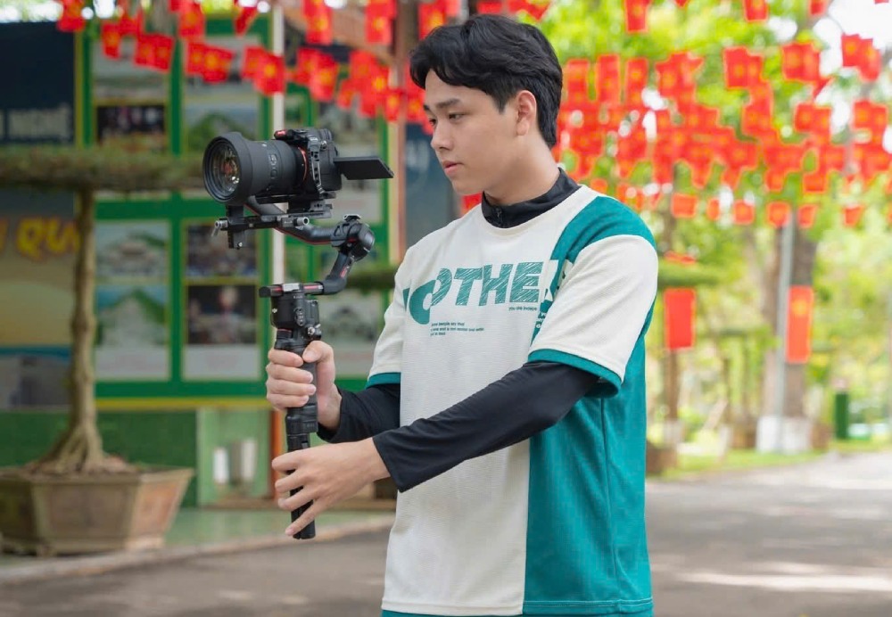 Mr. Tran Minh Duong is busy with photography services during the graduation season for students. Photo: NVCC