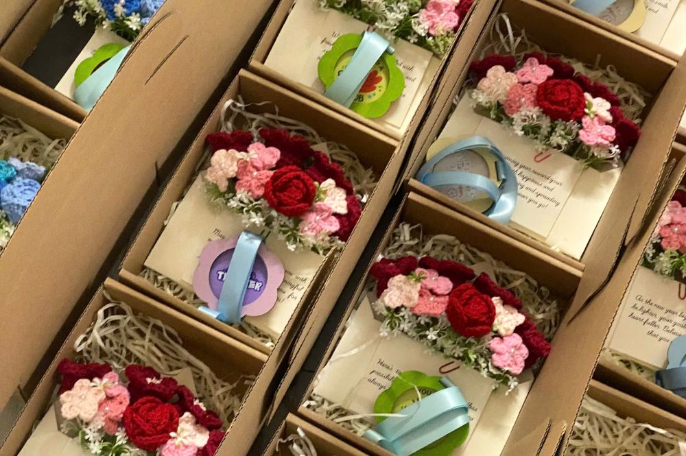 Sản phẩm huy chương in tên riêng có giá 35.000 đồng/chiếc tại cửa hàng chị Phan Hoa được nhiều khách hàng lựa chọn. Ảnh: Quỳnh Chi 