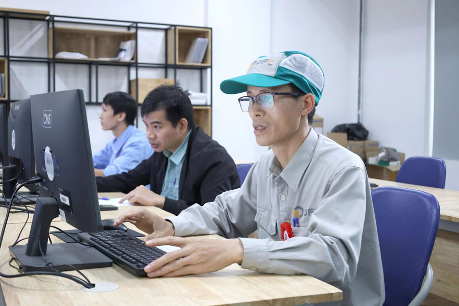 Những công nhân Hà Nội được tạo mọi điều kiện để học hỏi, nâng cao tay nghề, đáp ứng yêu cầu kỷ nguyên mới. Ảnh: MẠNH QUÂN