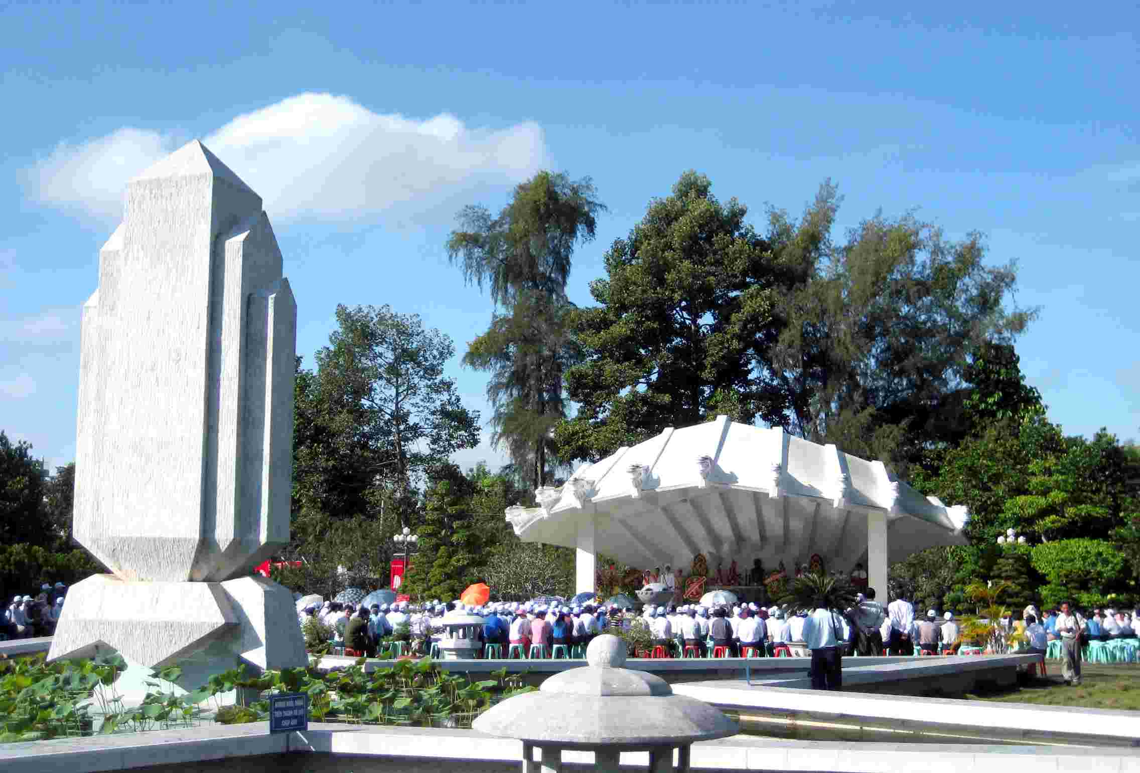 The area of Mr. Pho Bang's tomb seen from the outside. Photo: LUC TUNG