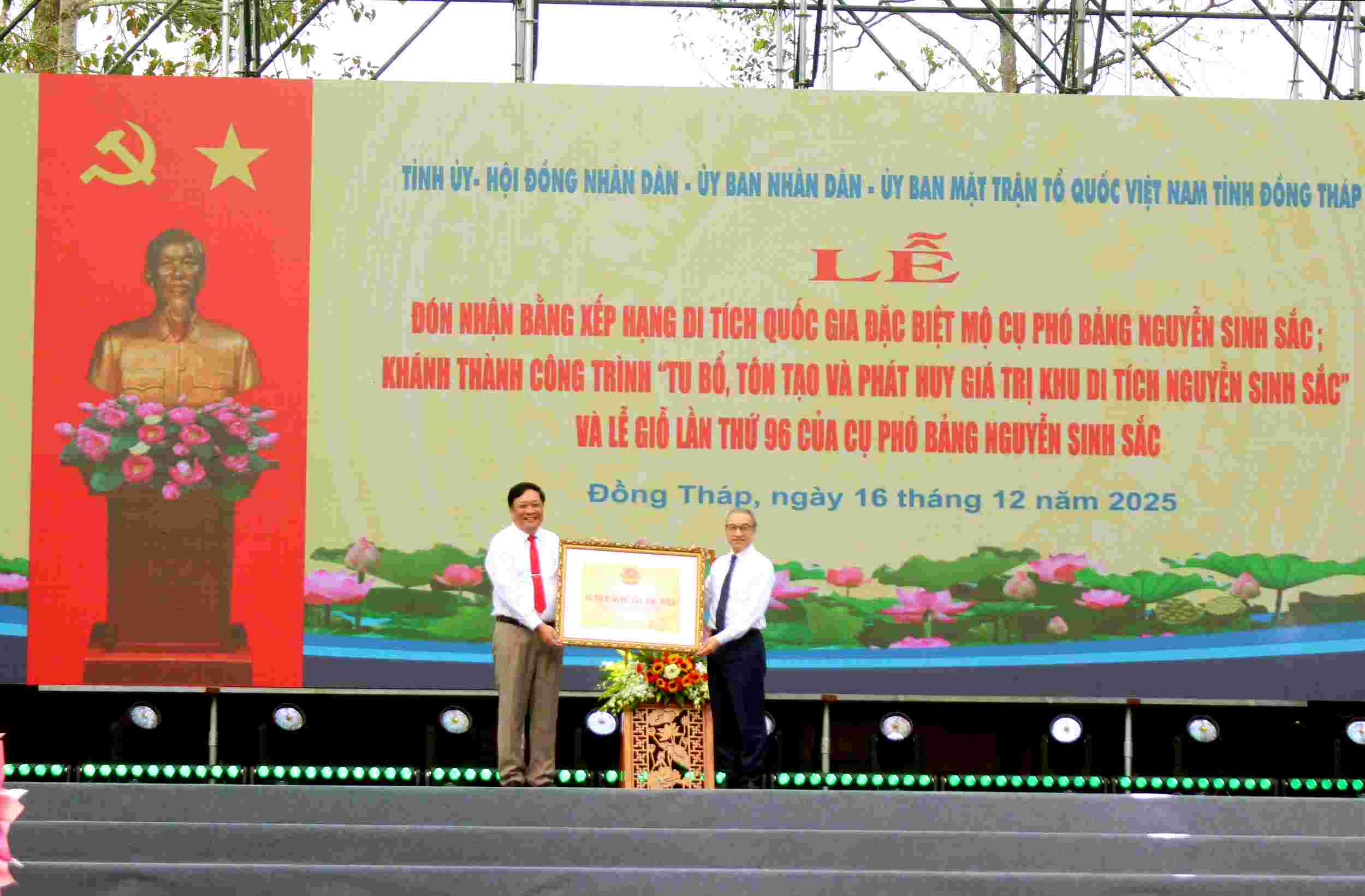 Ông Phạm Thành Ngại (bìa trái ảnh) Chủ tịch UBND tỉnh Đồng Tháp đón nhận Bằng xếp hạng Di tích Quốc gia đặc biệt Khu di tích Mộ cụ Phó bảng Nguyễn Sinh Sắc. Ảnh: LỤC TÙNG